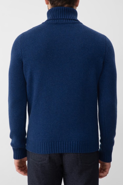 свитер  по цене 114000 руб вид справа