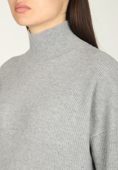 Товар серого цвета с внутренней стороны