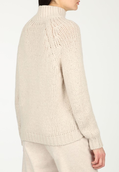 Товар бежевого цвета с внутренней стороны