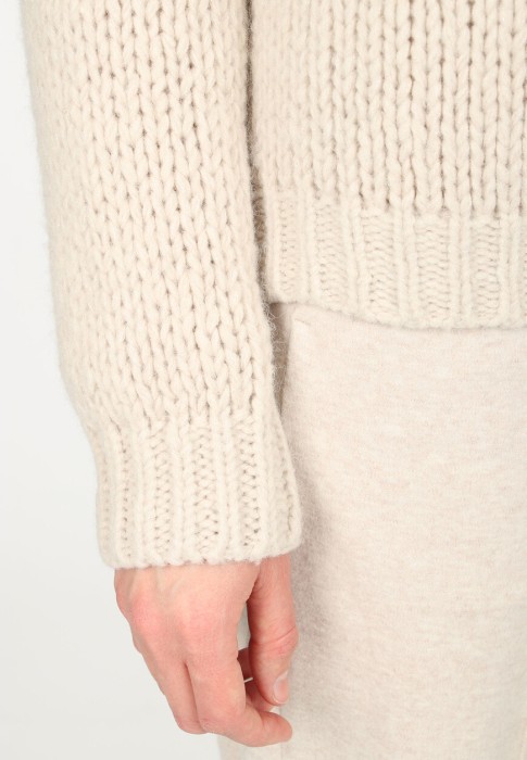 свитер  из проверенных материалов спереди