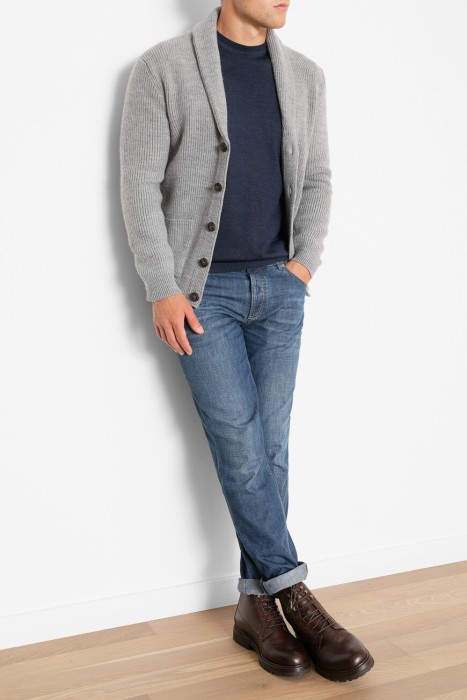 Товар синего цвета с внутренней стороны