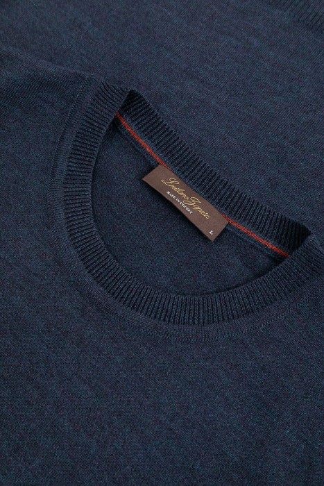 свитер  из шерсти спереди