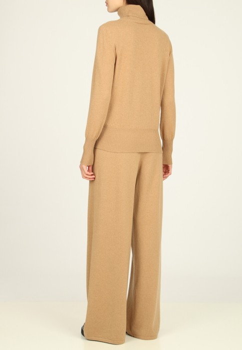 Товар бежевого цвета с внутренней стороны