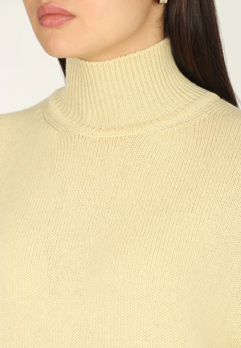 свитер  из проверенных материалов спереди