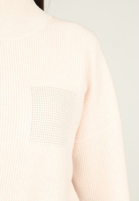 Товар розового цвета с внутренней стороны