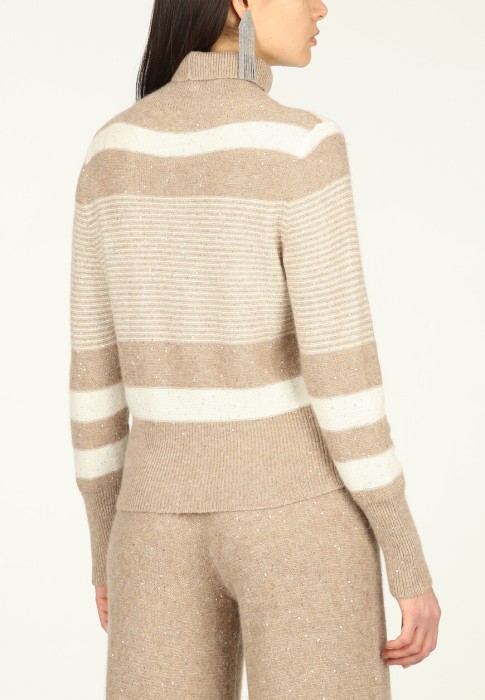 Товар коричневого цвета с внутренней стороны