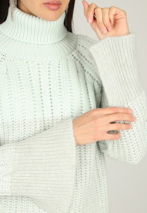 Товар зеленого цвета с внутренней стороны