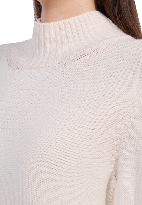 свитер  из проверенных материалов спереди