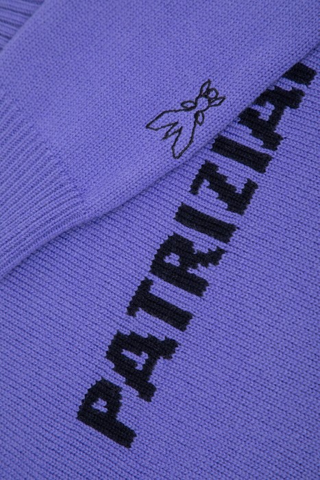 свитер  повседневного стиля с лицевой стороны