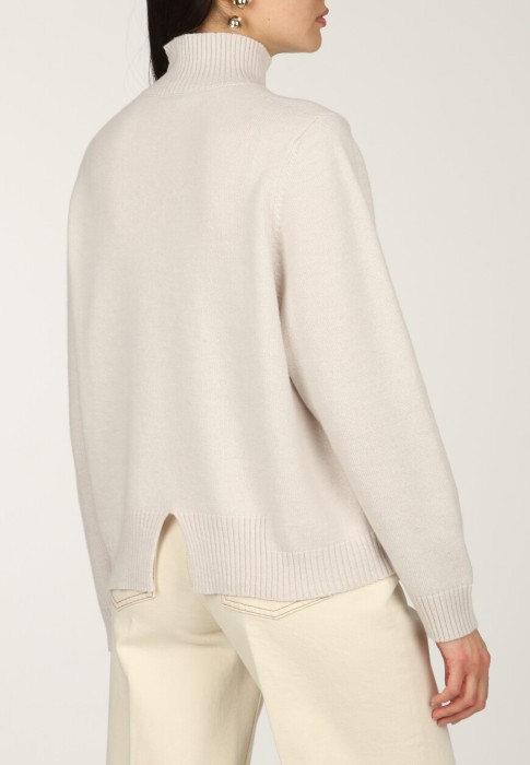 Товар серого цвета с внутренней стороны