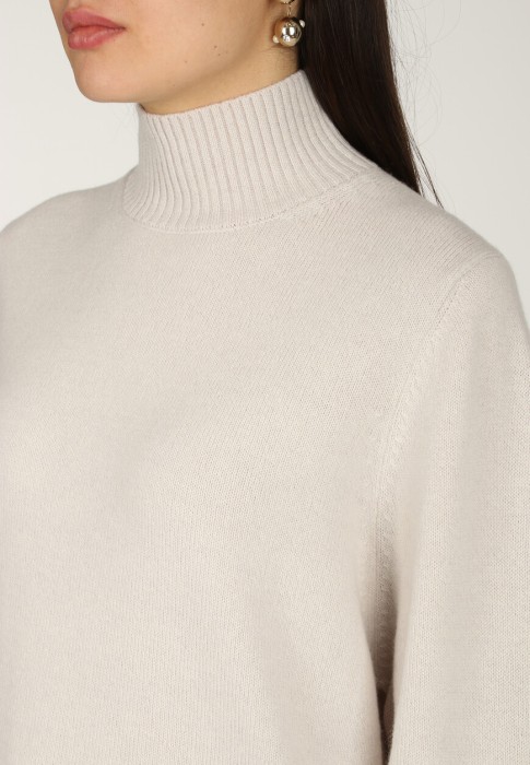 свитер  из проверенных материалов спереди