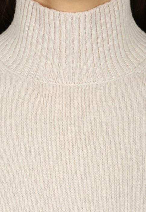 свитер  повседневного стиля с лицевой стороны