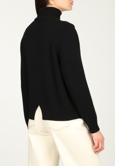 Товар черного цвета с внутренней стороны