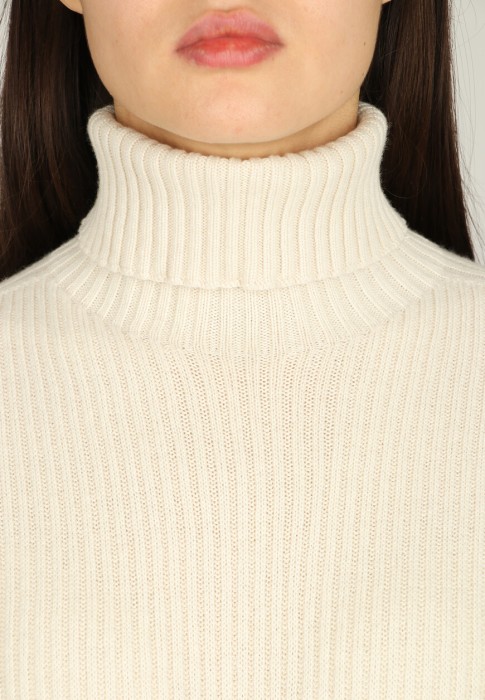 Товар бежевого цвета с внутренней стороны