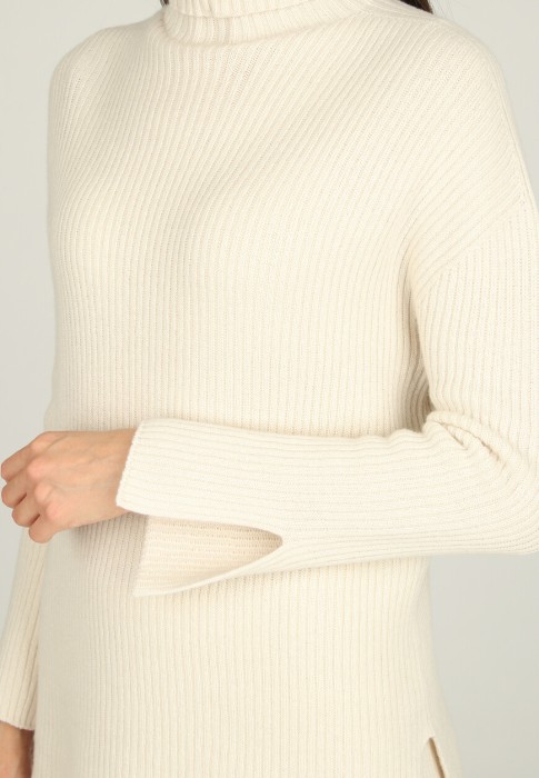 свитер  из проверенных материалов спереди