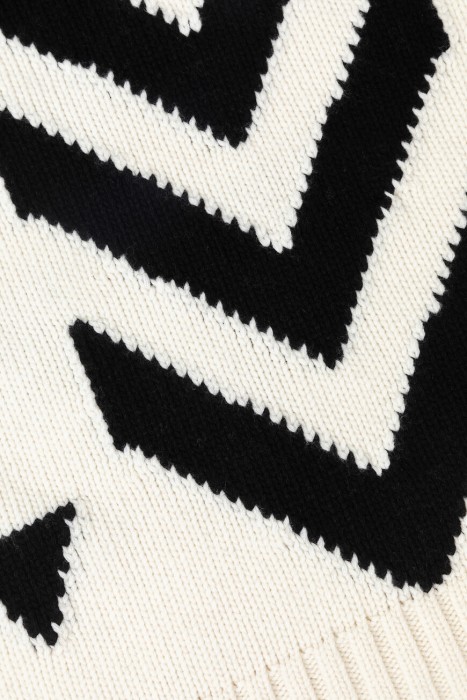 свитер  для взрослого возраста с изнаночной стороны