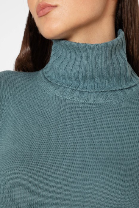 свитер  из италии вид сбоку