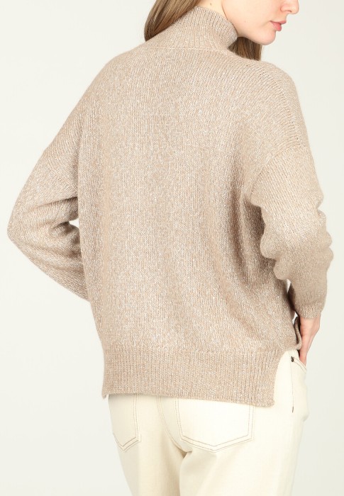 Товар бежевого цвета с внутренней стороны