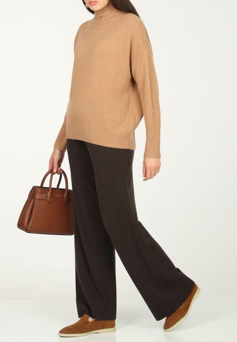 Товар коричневого цвета с внутренней стороны