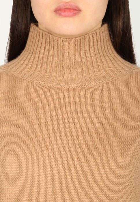 свитер  универсального стиля с лицевой стороны