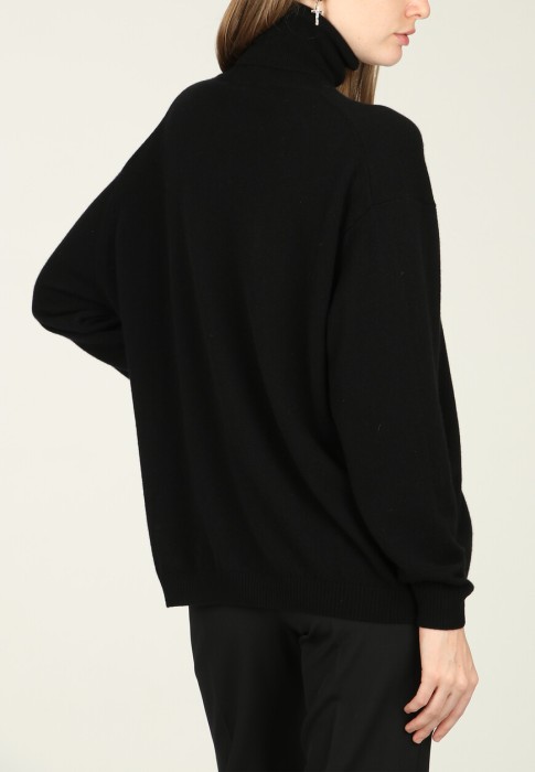 Товар черного цвета с внутренней стороны