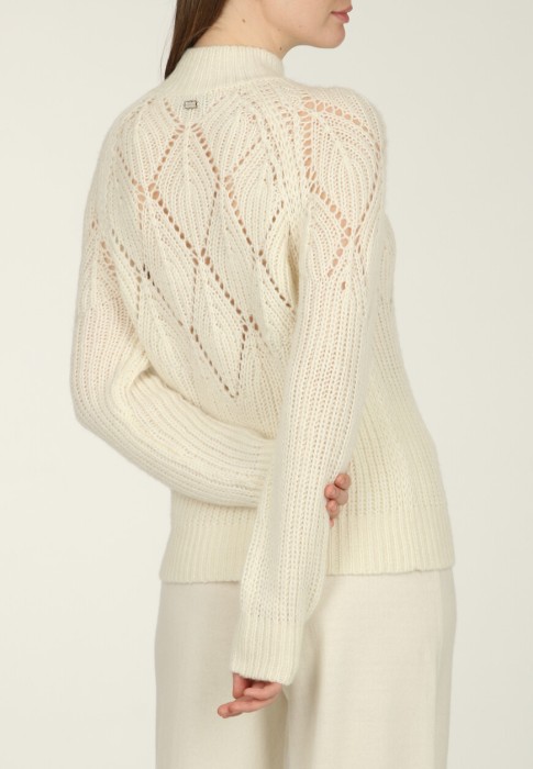 Товар белого цвета с внутренней стороны