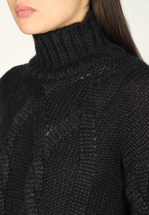 Товар черного цвета с внутренней стороны