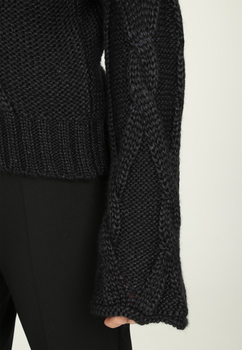 свитер  из проверенных материалов спереди