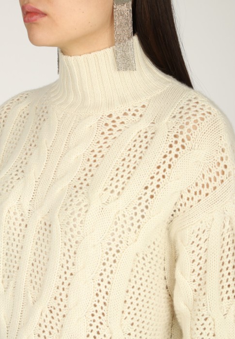 свитер  из проверенных материалов спереди