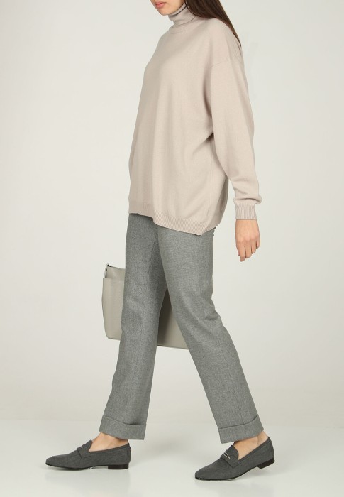 Товар бежевого цвета с внутренней стороны