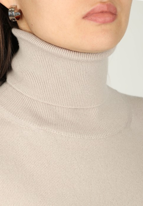 свитер  универсального стиля с лицевой стороны