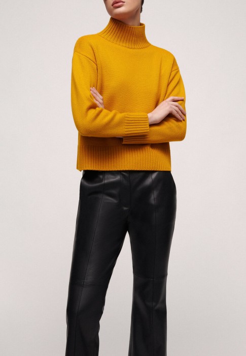 свитер  по цене 26684 руб вид справа