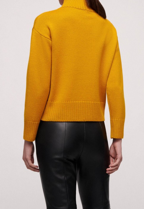 Товар желтого цвета с внутренней стороны