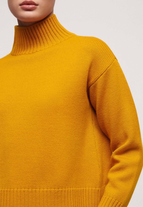 свитер  из проверенных материалов спереди