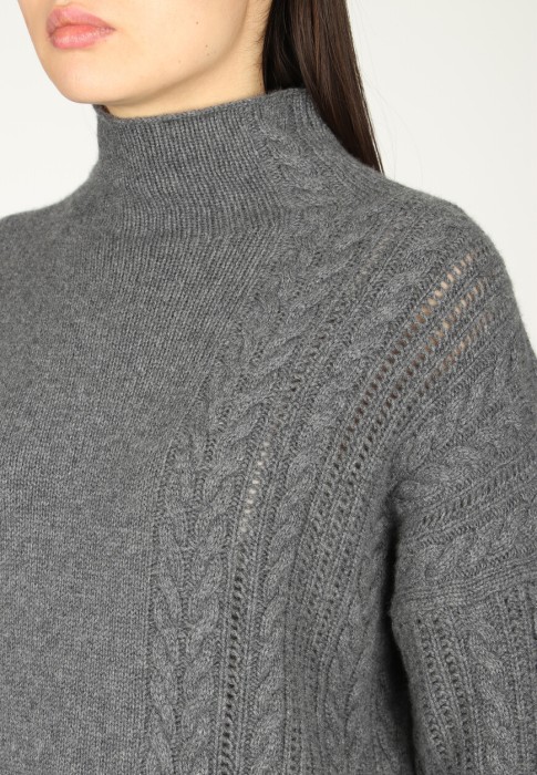 свитер  из проверенных материалов спереди