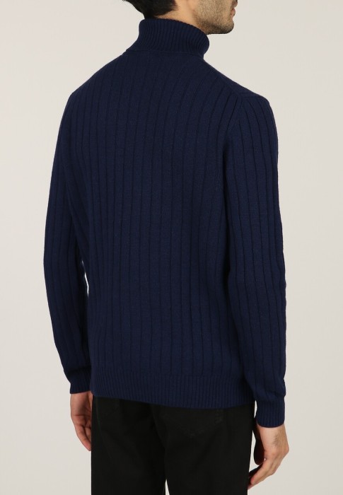 свитер  из италии вид сбоку