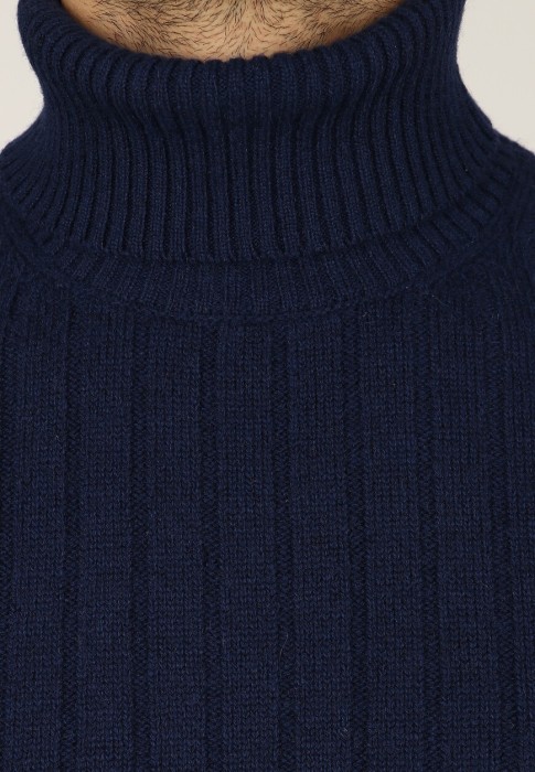 Товар синего цвета с внутренней стороны