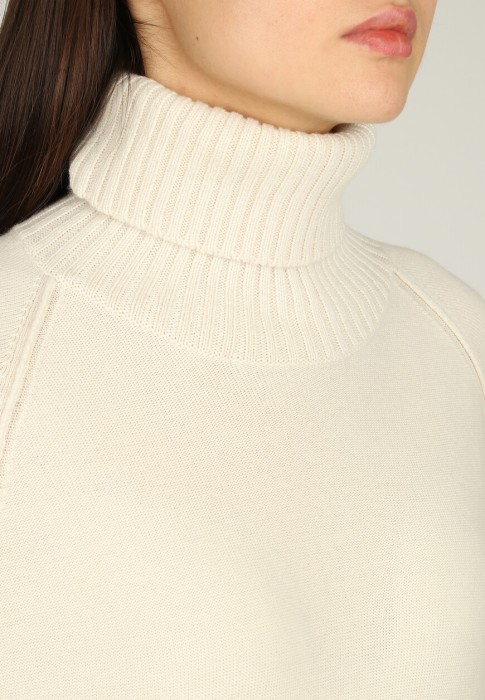 Товар бежевого цвета с внутренней стороны