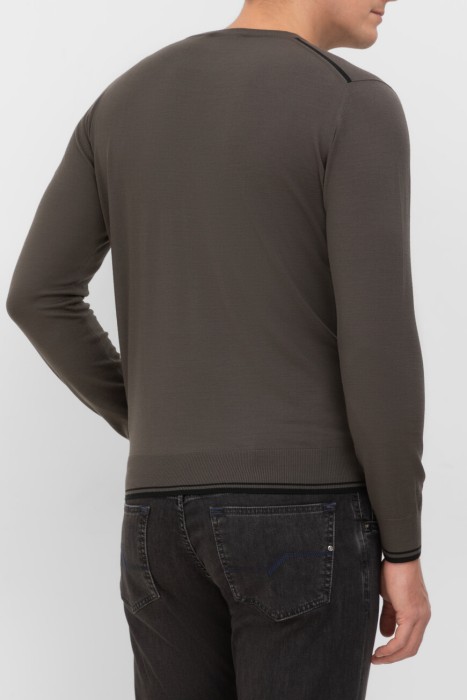 свитер  по цене 53775 руб вид справа