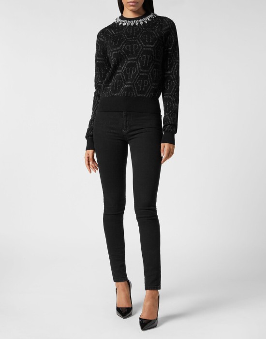 Товар черного цвета с внутренней стороны