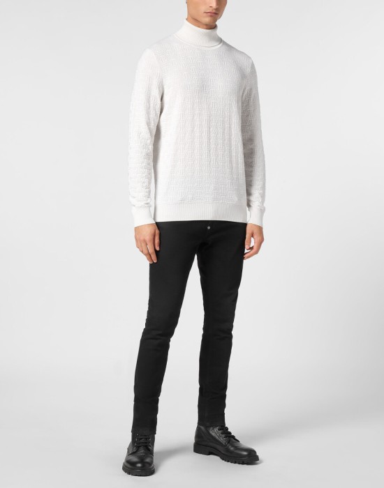 Товар белого цвета с внутренней стороны