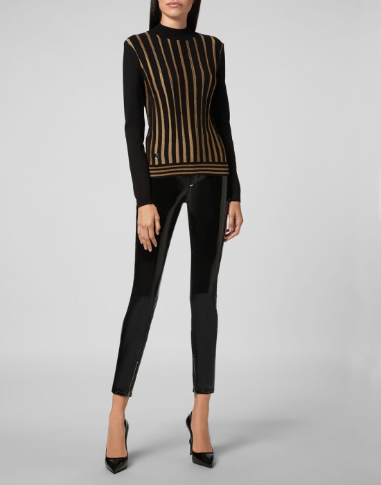 Товар черного цвета с внутренней стороны