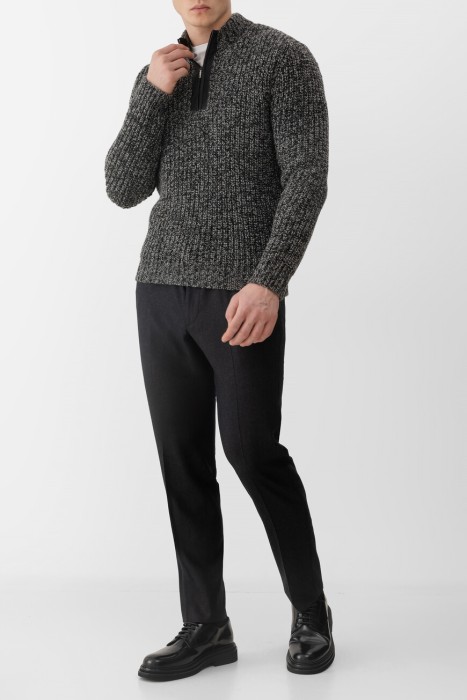 Товар черного цвета с внутренней стороны