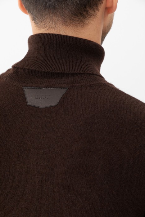 Товар коричневого цвета с внутренней стороны