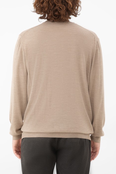 свитер  по цене 17000 руб вид справа