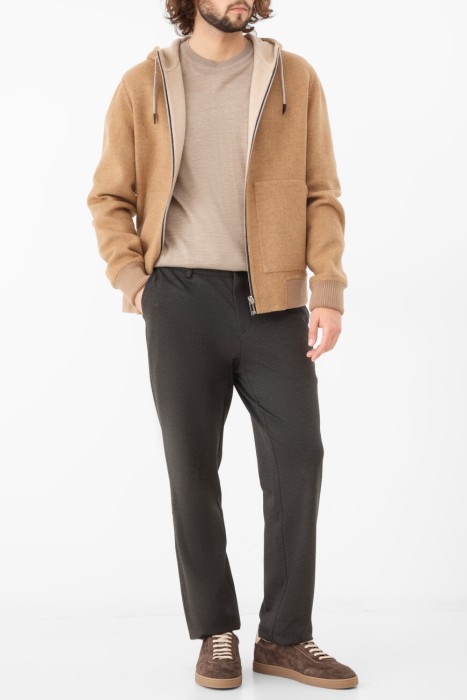 Товар бежевого цвета с внутренней стороны