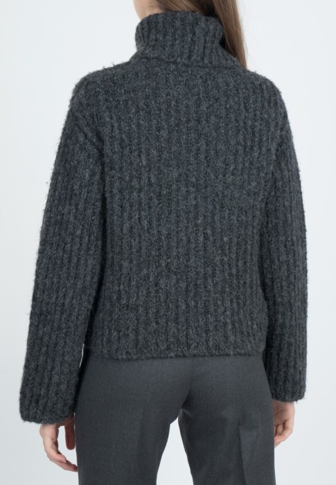 Товар серого цвета с внутренней стороны