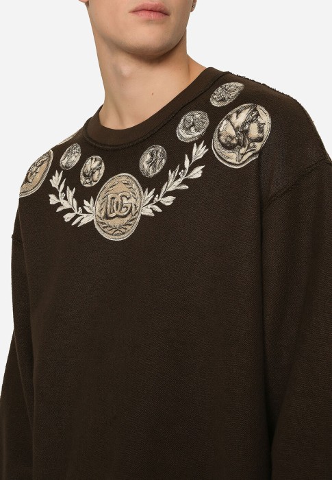 Товар коричневого цвета с внутренней стороны