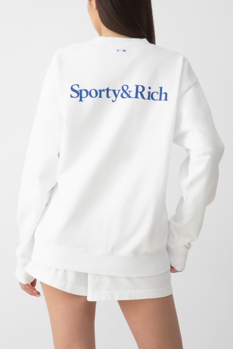 свитшот  модель dodgers serif от бренда sporty & rich вид слева