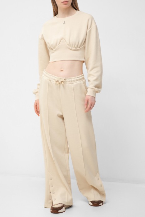 Товар бежевого цвета с внутренней стороны